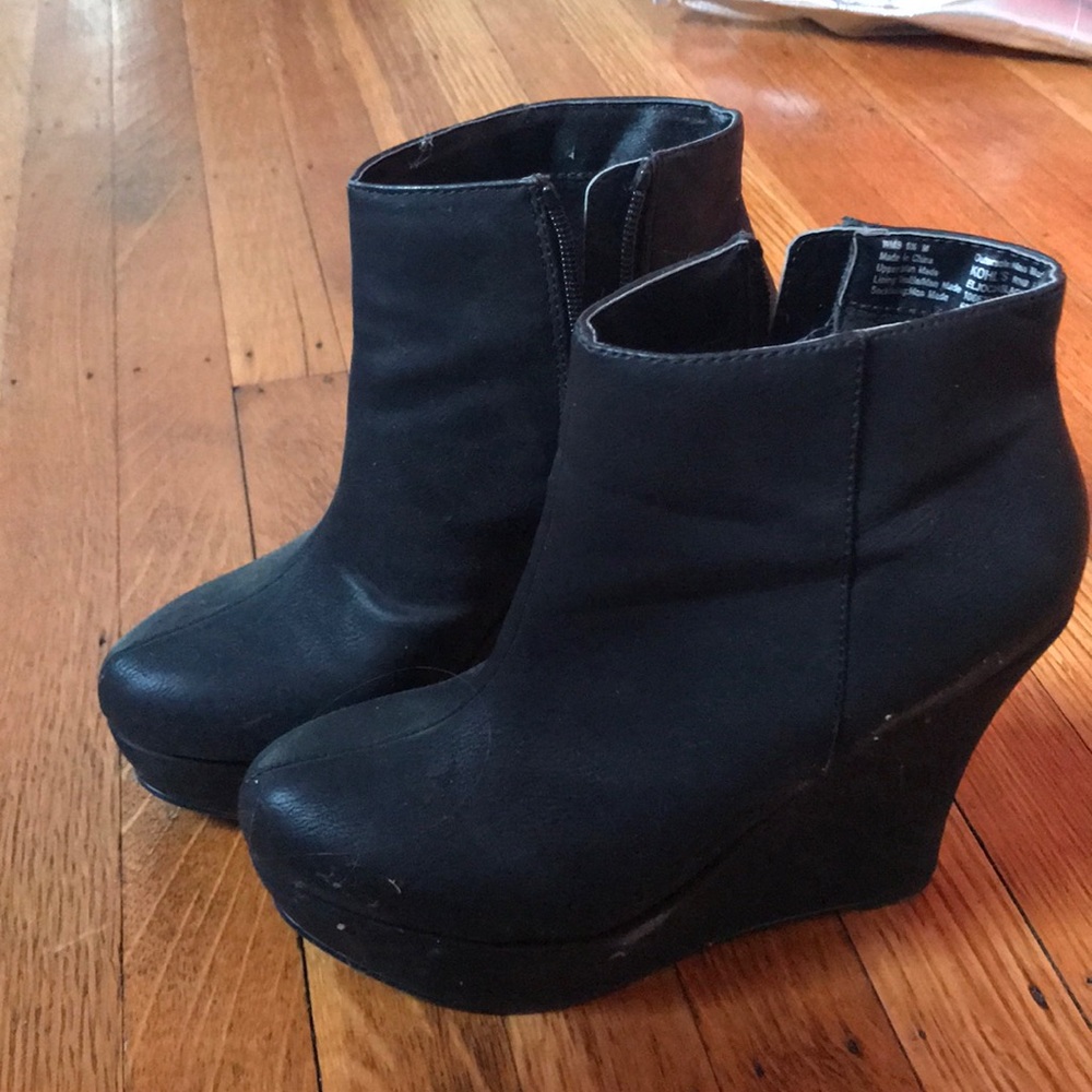 Women’s heeled bootie (Elle brand)
